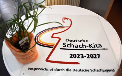 Übergabe des Siegels „Deutsche Schach-KiTa 2023 bis 2027“ an die KiTa „Holunderzwerge“ in Leipzig-Knauthain